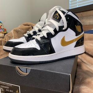 Air Jordan 1 Mid | black gold white grade big kids size 5. Great condition.